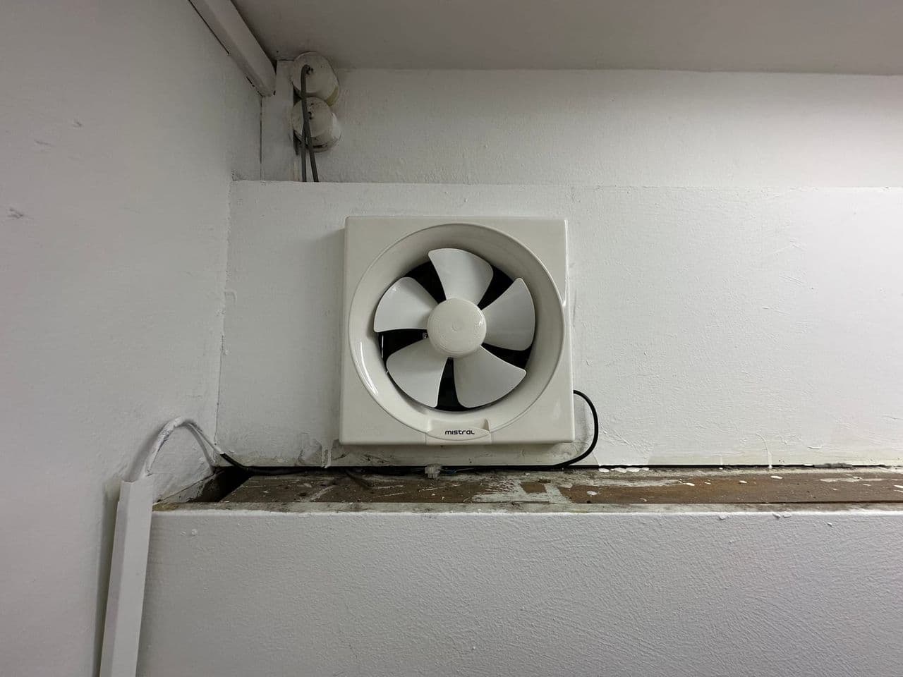 Wall-mounted ventilation fan